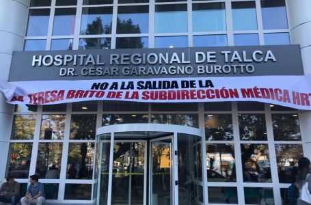 Médicos se vuelcan a la calle en rechazo a la salida de la exdirectora Teresa Brito