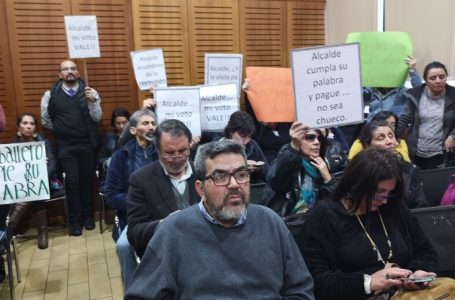 Profesores de Talca increpan a Juan Carlos Díaz por no cumplir promesa de pago a deuda