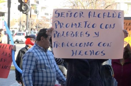 Alcalde Juan Carlos Díaz no se presenta a Concejo Municipal en que protestaron locatarios de la Macroferia