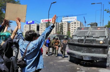 INDH condena desnudamientos, perdigones a los ojos y exigen a Carabineros acelerar sumarios por violaciones a los derechos humanos