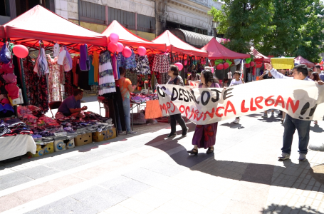 Comerciantes ambulantes le doblan la mano al alcalde y se quedan en la calle