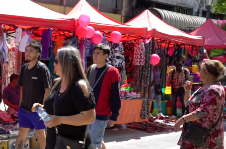 Desesperados comerciantes se toman paseo peatonal en Talca