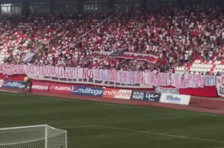 Hinchas de Curicó Unido despliegan polémico lienzo en Estadio La Granja