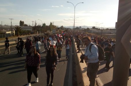 Vecinos de Molina se manifiestan en Ruta 5 por incendio forestal que los afecta hace 22 días y las autoridades no han dado solución.