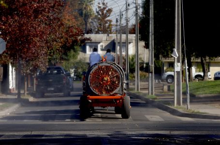 Covid-19: Tractores siguen sanitizando el sector urbano de Curicó