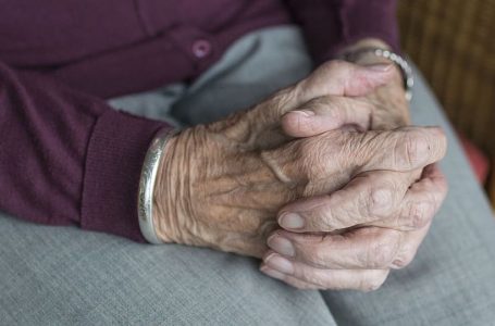 Brote de Covid-19 afecta a hogar de ancianos en Talca