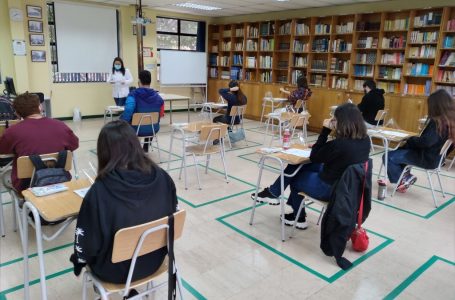 Cuarto medio de colegio Constitución volvió a clases presenciales bajo estrictas medidas Covid-19