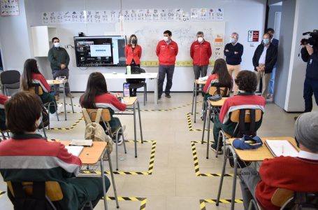 Autoridades acompañaron a alumnos de colegio Alborada de Linares en su regreso presencial