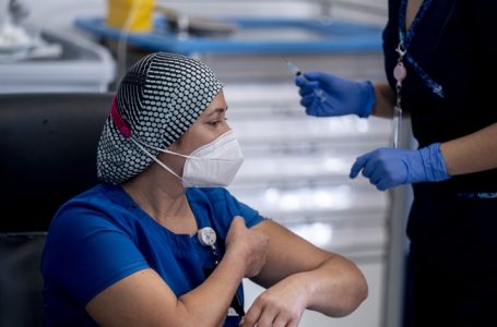 Funcionarios de la salud son los primeros vacunados contra el Covid-19 en Chile