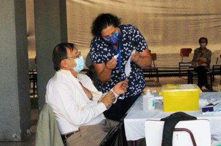 Concurrida y ordenada segunda jornada de vacunación en Curicó