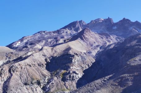 Junta de Vigilancia del Río Longaví realiza mantención a estación de telemetría satelital en Nevado Longaví