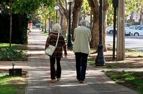Nuevo permiso permite a mayores de 80 años salir a comprar sin la necesidad de permiso de desplazamiento