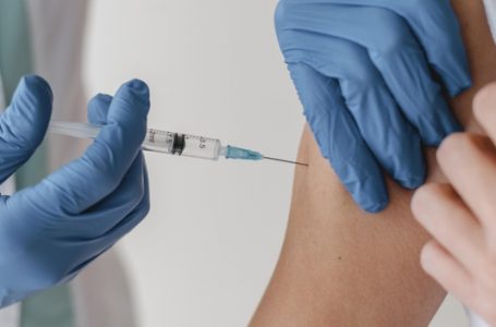 Llaman a vacunarse ante aumento de casos de virus estacionales