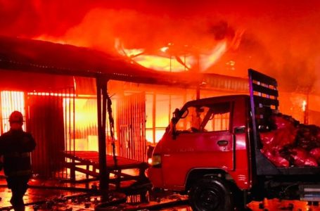 Al menos 20 locales destruidos tras incendio en Parque Industrial de Talca