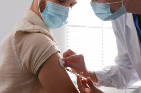 Directora comunal de Salud de Curicó entrega recomendaciones para asistir a centros de vacunación