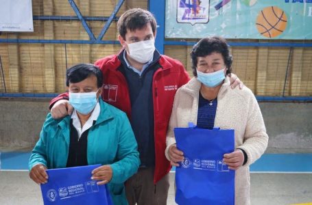 Adultos mayores de Curepto reciben kits sanitarios de protección ante el covid