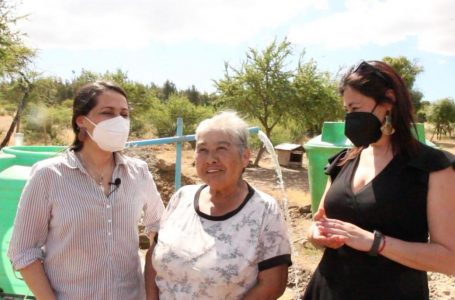 Tras gestiones de equipo municipal vecina de Hualve cuenta con agua