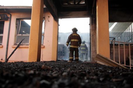 Emblemática escuela de San Javier resultó destruida por incendio