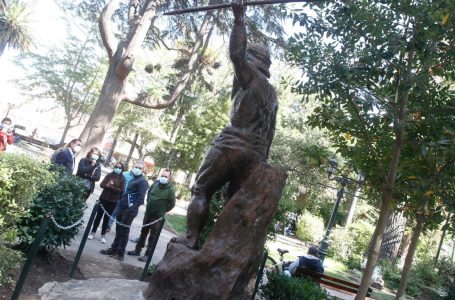 Municipio de Curicó comenzó estudio para reparar esculturas de la plaza de Armas