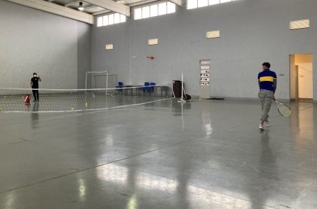 Primera clase fue un éxito: Jóvenes internos en CIP-CRC demuestran su talento en la práctica del tenis