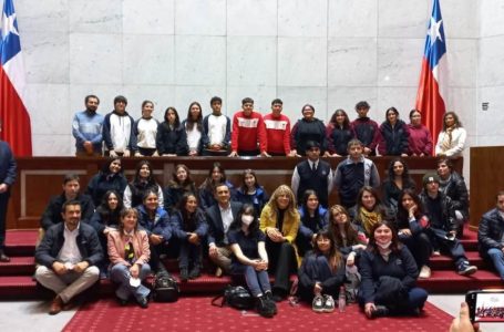 Centros de alumnos y alumnas de Enseñanza Media de la Red Municipal de Curicó visitaron el Congreso Nacional