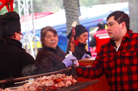 Se preparan los anticuchos, empanadas y terremotos para la Fiesta de la Chilenidad en Curicó