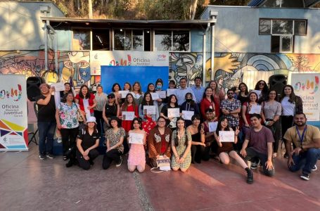 Jóvenes curicanos reciben certificación de talleres artísticos