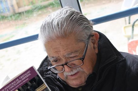 Diplomático chileno dona ventas de su libro a personas mayores necesitadas